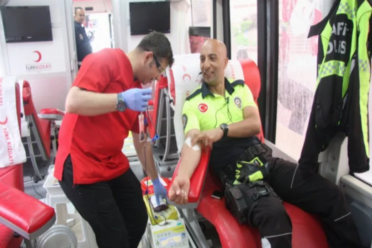 Trafik polislerinden kan bağışı