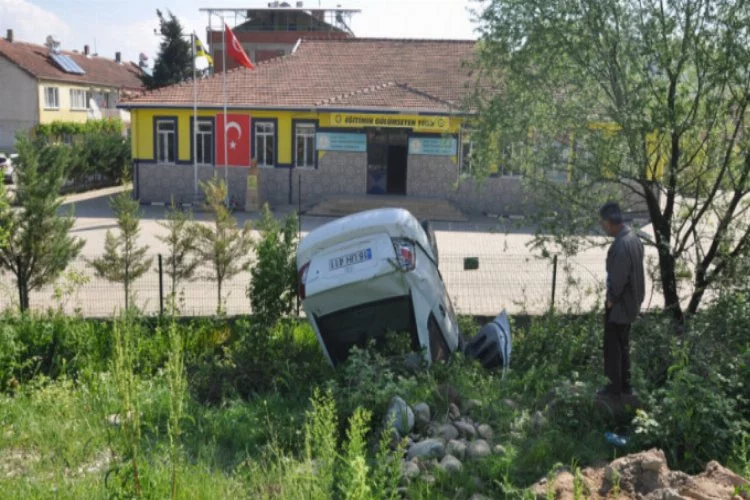 Bursa'da okul müdürü kendi okulunun önünde kaza yaptı!