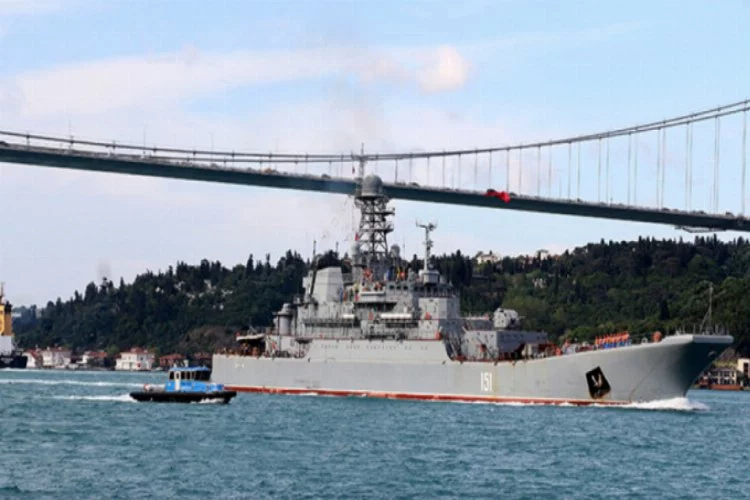 Rus savaş gemisi İstanbul Boğazı'ndan böyle geçti