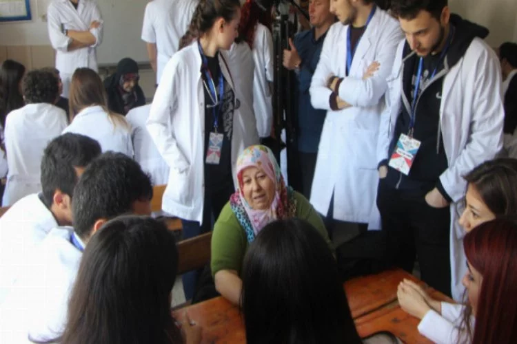 Yüzlerce tıp öğrencisi hastaneyi köye taşıdı