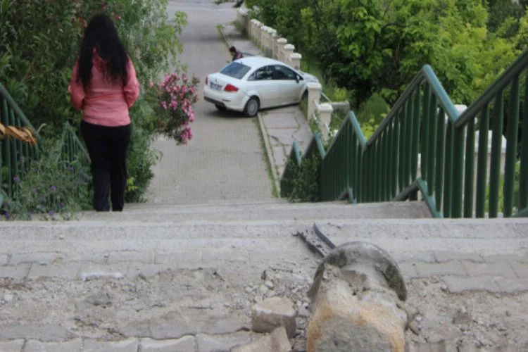 Bursa'da otomobil merdivenlerden uçtu