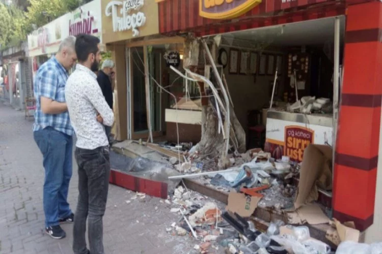Bursa'da otomobil dükkanlara daldı... 3 yaralı