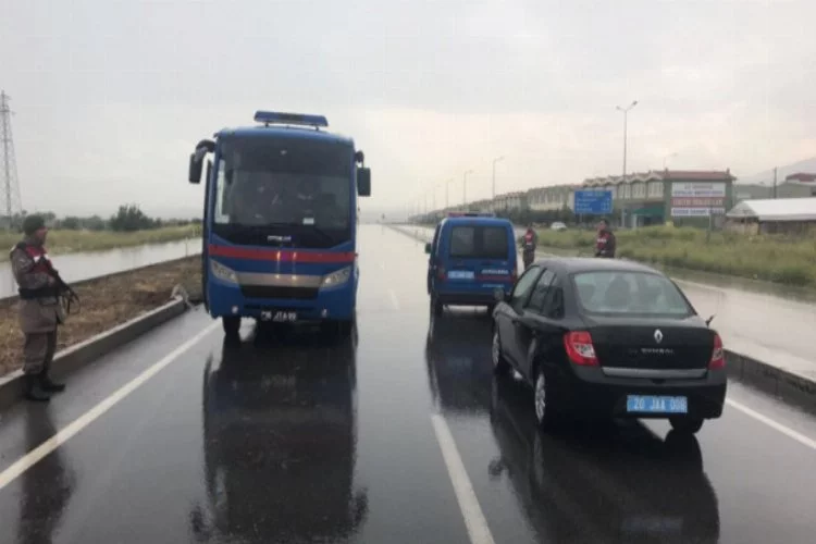 Bursa'dan FETÖ'cüleri taşıyan cezaevi aracı kaza yaptı