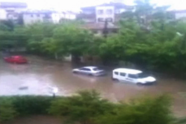Bursa'da otomobiller sel sularına kapıldı