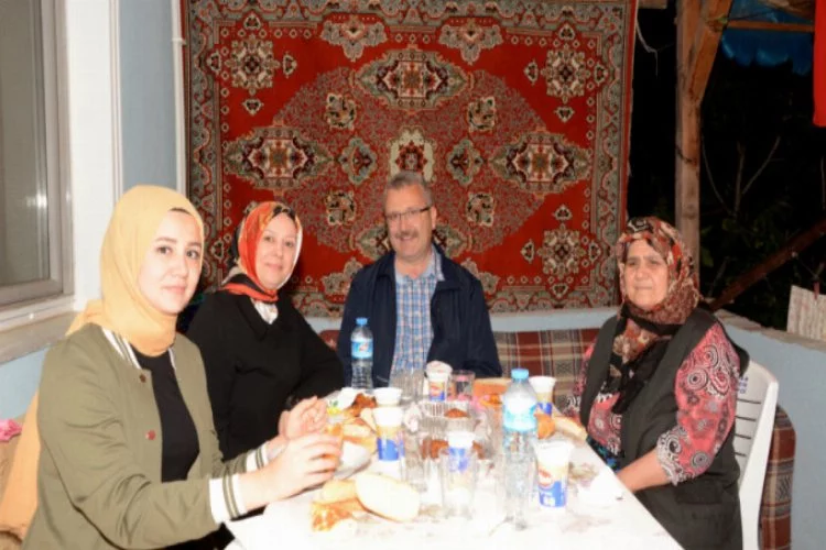 Başkan Özkan ilk iftarı şehit ailesinin evinde yaptı