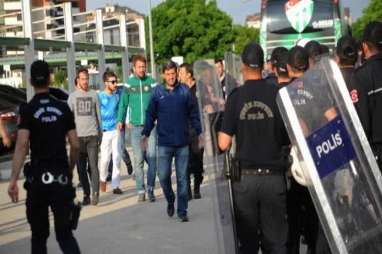 Bursa'da maç bitti ortalık karıştı! Taraftar Özlüce'de patladı