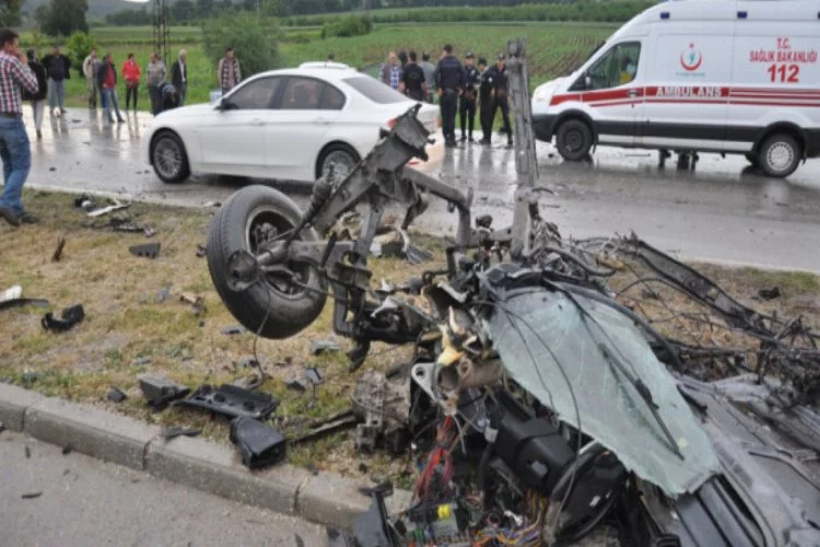 Bursa'da paramparça olan otomobilde mucize kurtuluş