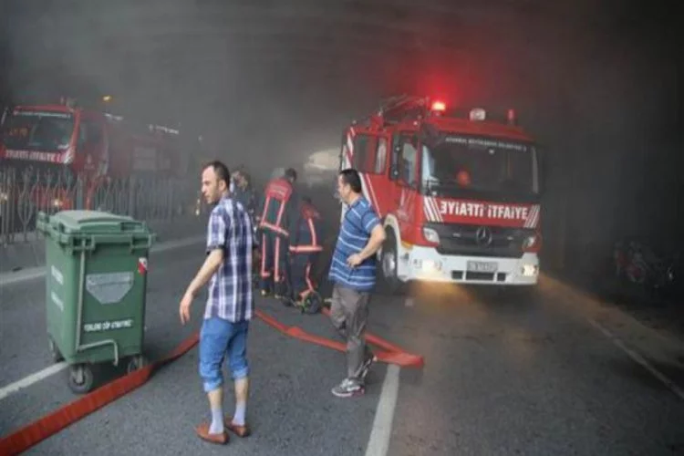 İstanbul'da geçitte büyük yangın... Trafik durdu