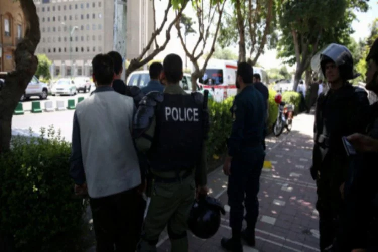 Tahran'da Asitli Saldırı: 16 Yaralı Var