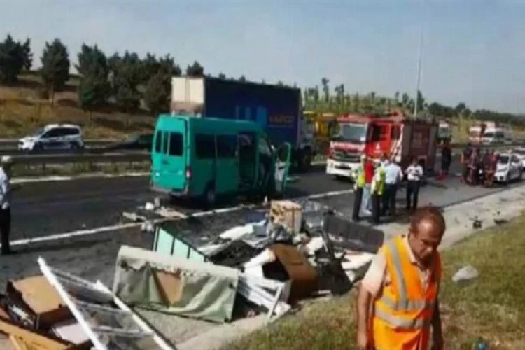 TEM'de minibüs TIR'a çarptı: 2 ölü