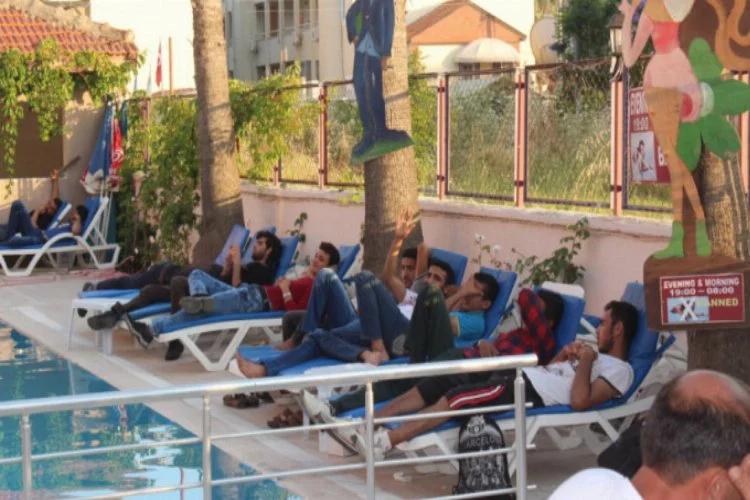 Havuz başında kaçak göçmen operasyonu