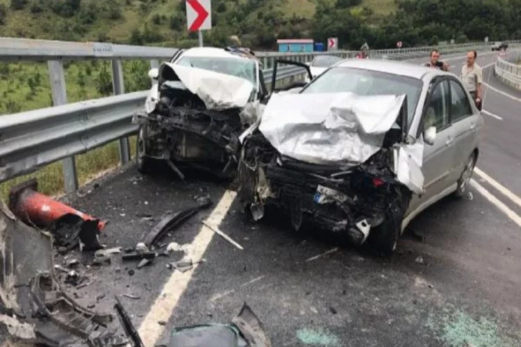Bursa'da otomobiller kafa kafaya çarpıştı: 2 yaralı