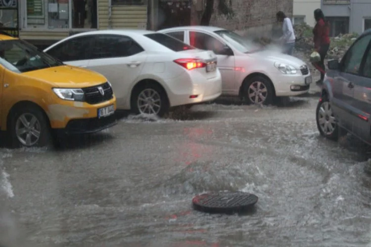 Bursa'da yollar nehre döndü, kanalizasyon kapakları yerinden çıktı