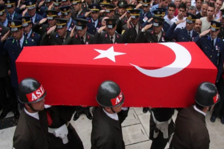 Diyarbakır'da bir asker kaza kurşunuyla şehit oldu