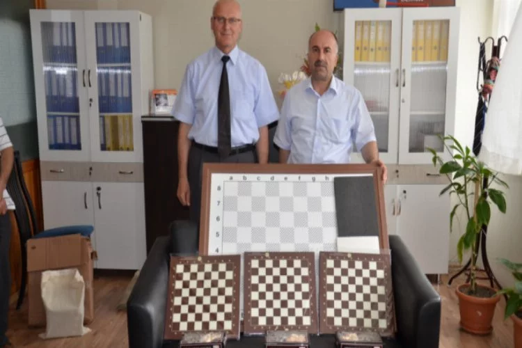 Bursa'da çevreci okulun hediyesi satranç takımı
