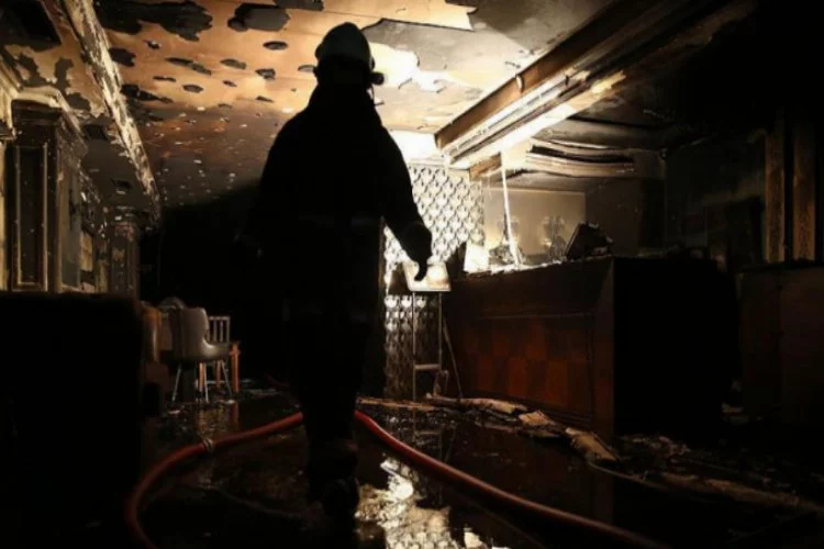 6 katlı otelde büyük yangın: 3 ölü