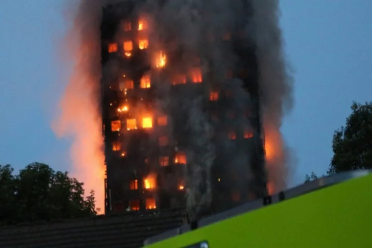Londra'da yangın dehşeti! 24 katlı bina alev alev yandı