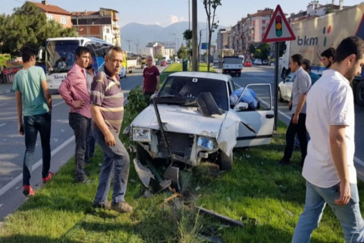 Bursa'da kontrolden çıkan otomobil ortalığı savaş alanına çevirdi