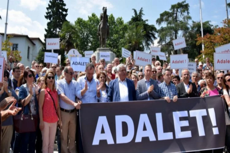 Bursa'da Berberoğlu kararı böyle protesto edildi