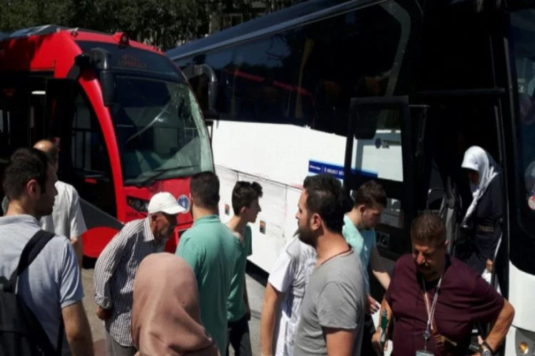 Bursa'da otobüsle tramvay çarpıştı, trafik kilitlendi