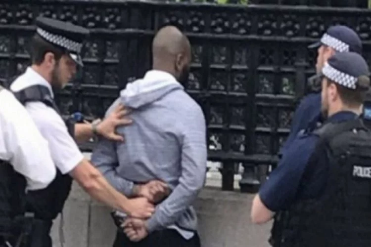Londra'da parlamento önünde bıçaklı saldırgan paniği