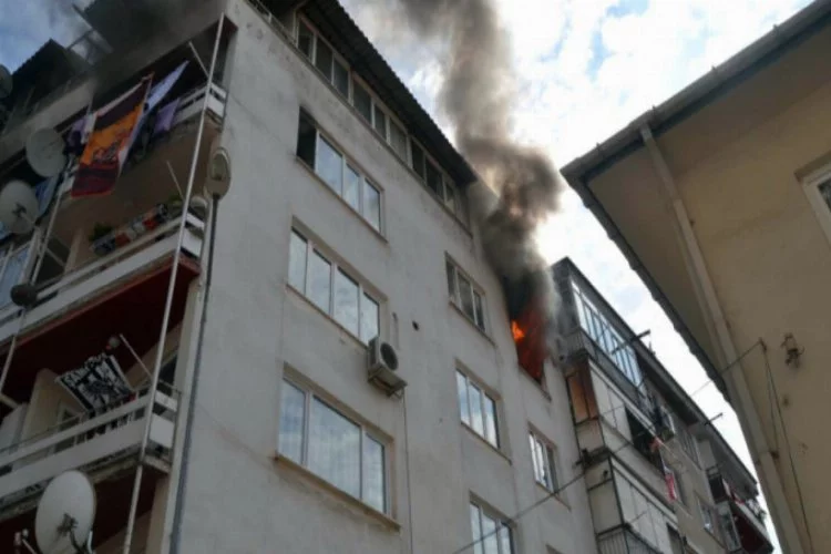 Bursa'da apartman dairesi alev alev yandı