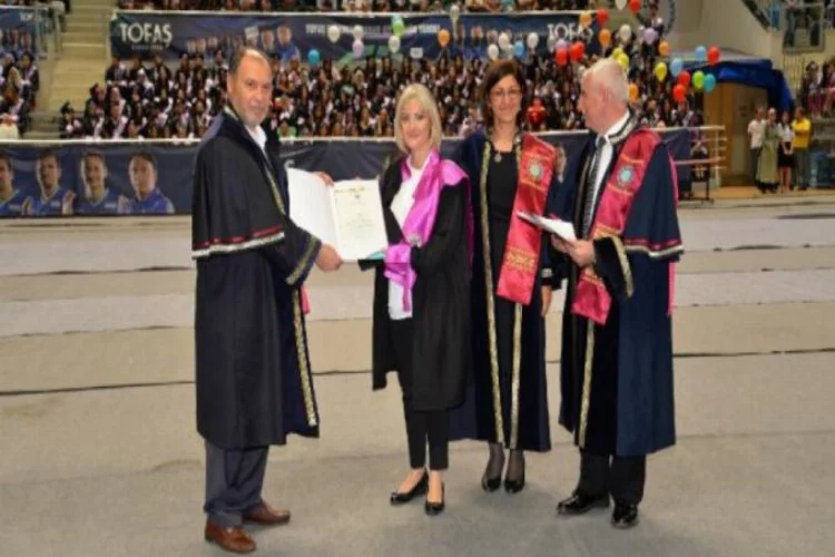 Bursa'da öğretmen adayları diplomalarını şehit öğretmenler için aldı