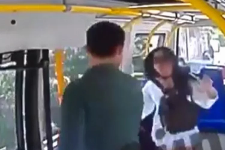 Şort giyen üniversiteli kıza minibüste çirkin saldırı