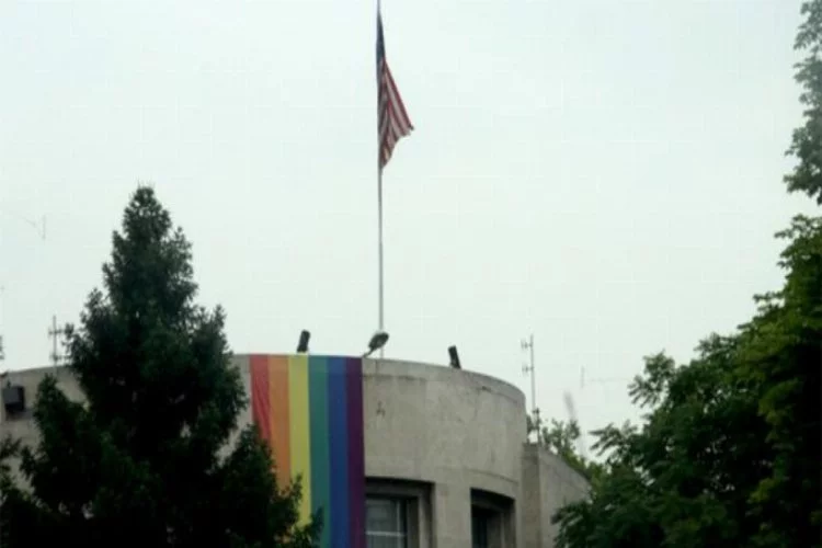 ABD Ankara Büyükelçiliği'ne LGBT bayrağı asıldı