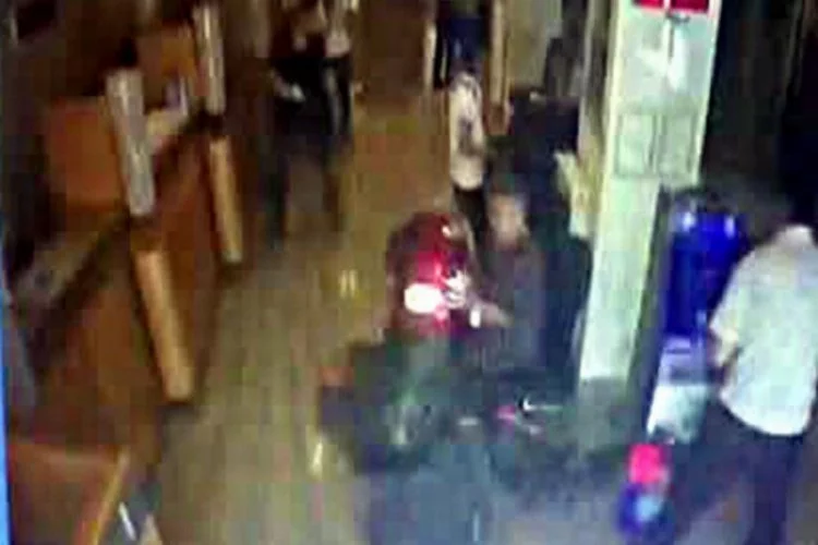 İstanbul'da silahlı banka soygunu kamerada