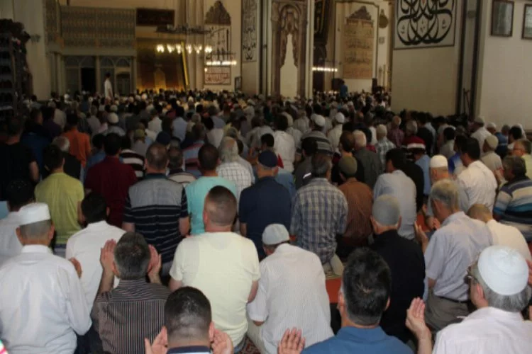 Bursalılar Ramazan'ın son cuma namazında Ulu Cami'ye akın etti