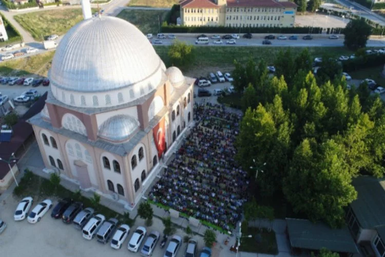 Bursa'da bayram namazında camiler doldu taştı