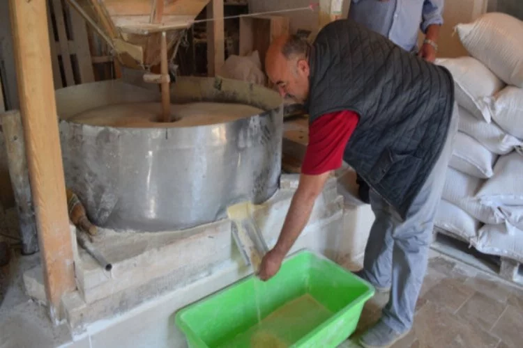 Bursa'da 350 yıllık değirmende doğal ekmek üretiyor