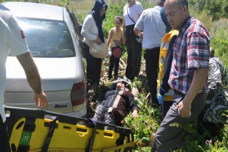 Bursa'daki kazada yaralanan yakınlarını takip ederken ambulansa çarptılar