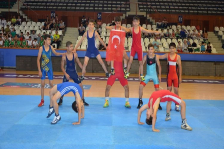 Bursa'da yaz spor okullarına coşkulu açılış