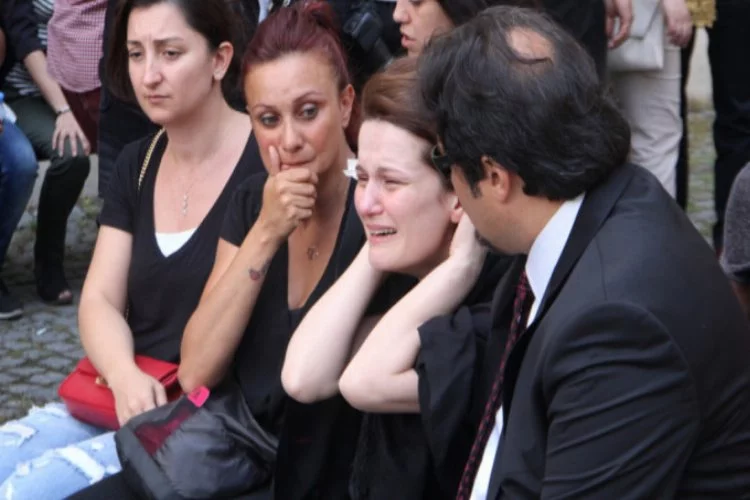 Avukat Özgür Aksoy'a adliye önünde tören