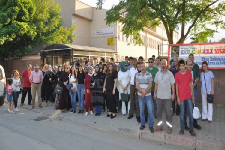 Bursa'da okulları kapanan veliler isyan etti
