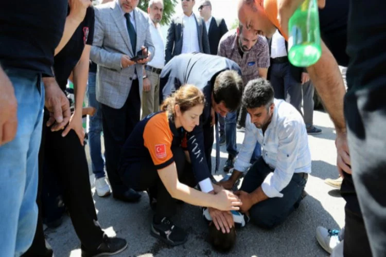 Bursa'da yaralıya ilk müdahaleyi Vali Küçük yaptı