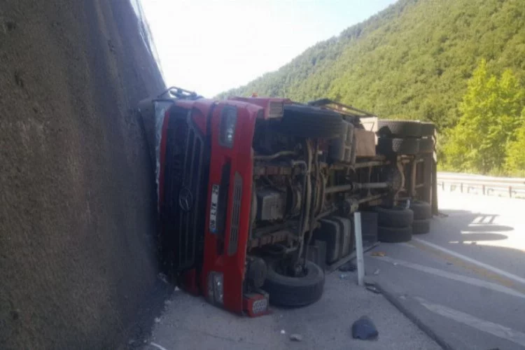 Bursa'da eşya yüklü kamyon devrildi.. 2 yaralı
