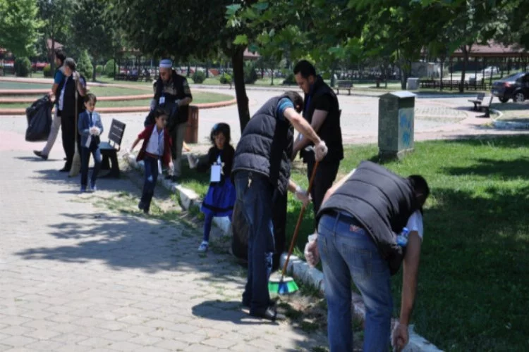 Bursa'da Suriyelilerden park temizliği