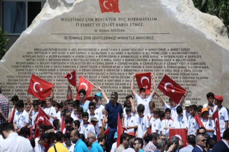 Demokrasi kahramanlarının ismi 107 tonluk anıtla yaşatılıyor