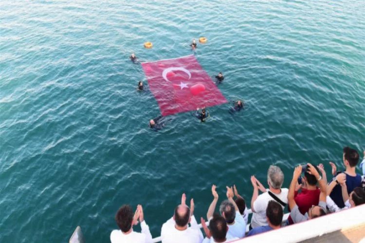 Bursa'da dalgıçlar Türk Bayrağı açtı