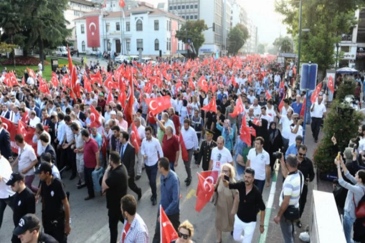 Bursa'da binlerce kişi Demokrasi Meydanı'na yürüdü