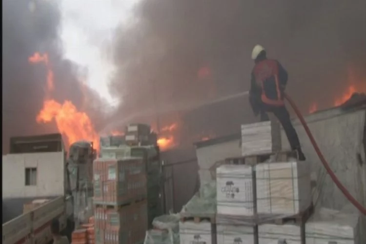 İstanbul'da yapı markette yangın