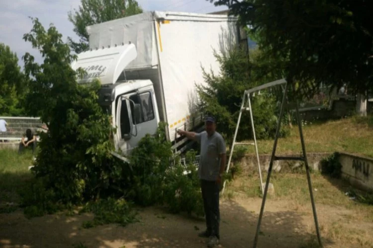 Bursa'da çocuk parkına kamyon daldı