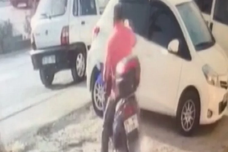 Bursa'da gündüz vakti motosiklet hırsızlığı kamerada