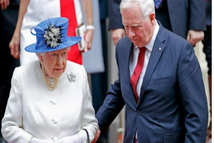 Kraliçe 2. Elizabeth'e dokununca...