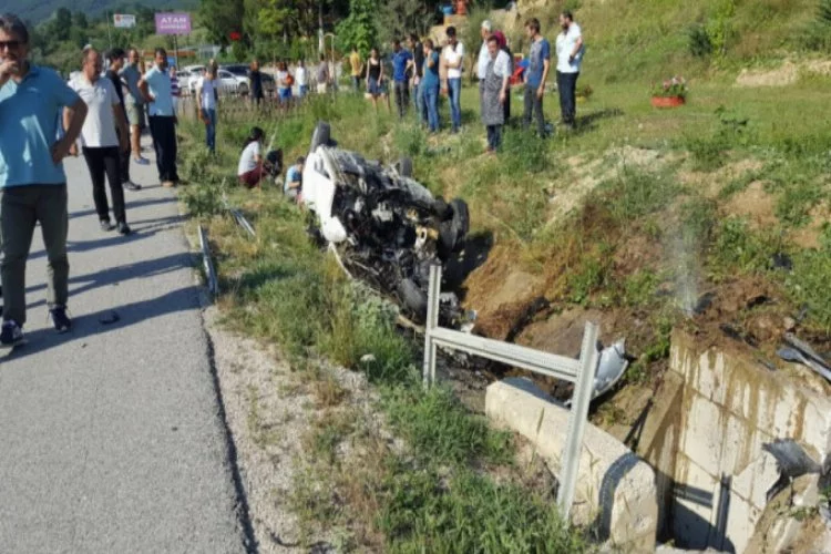 Bursa'da feci kaza! Otomobil kanala düştü