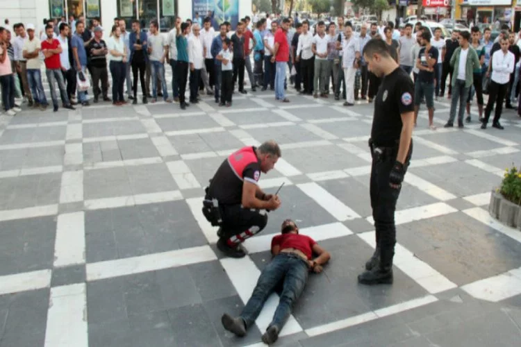 Olay çıkaran alkollü gençleri dövüp, polis teslim ettiler
