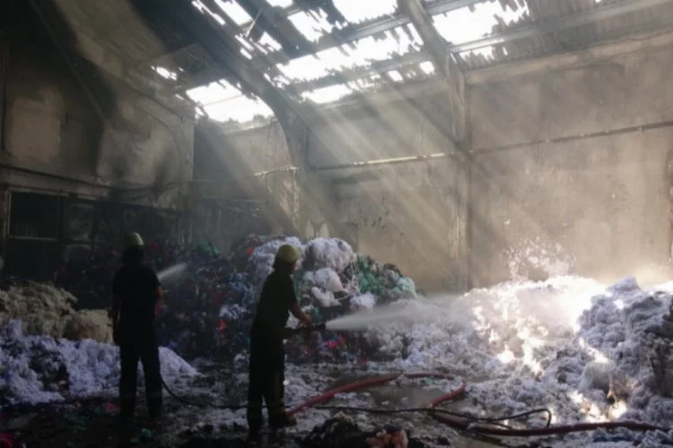 Bursa'da tekstil fabrikasında yangın paniği